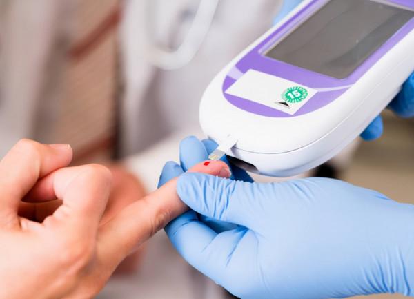 半夜突然口乾舌燥？別以為是缺水，或是這幾種症狀的“警告”