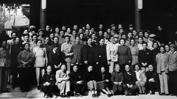 連毛主席登上《時代週刊》都還原一模一樣，這劇8個細節堪稱神蹟