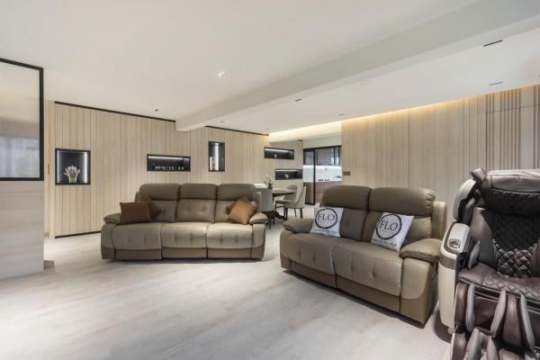 130㎡的房子，餐廳對面一整面牆多功能櫃，我確定當初的決定沒錯