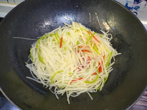 炒土豆絲，什麼時候放醋是關鍵點，不少人搞錯了，難怪不脆不好吃