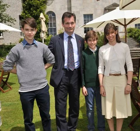 英國王室出了個英俊小哥，女王看好他，有望頂了哈里的缺