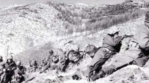 部隊被包圍時馬伕獻一計，司令將他提拔為參謀長，全軍沒有人不服