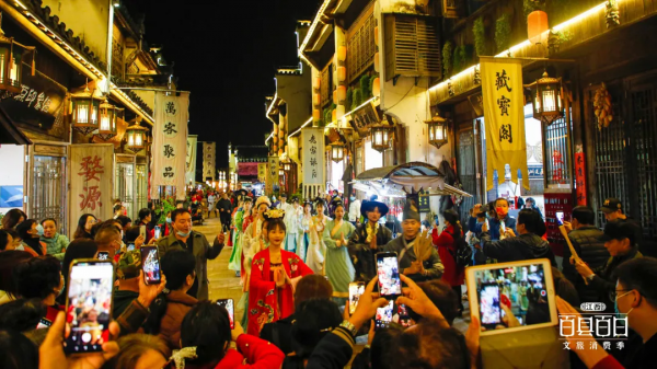 婺源高鐵站再現穿越快閃，驚豔遊客，嗨翻全場