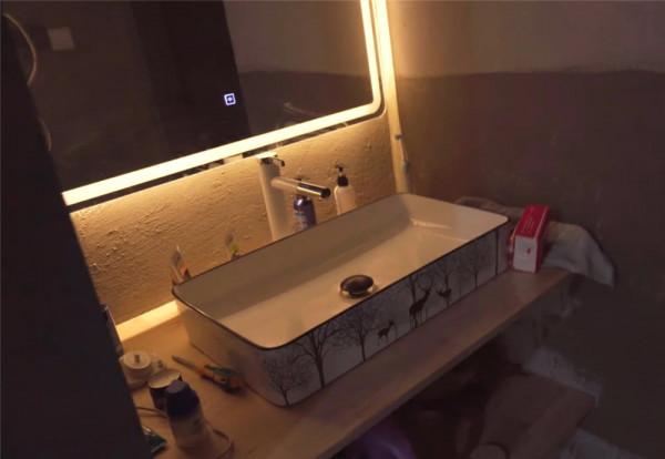 他住進不裝修的毛坯房4個月，雖簡陋卻倍感溫馨，網友：還不錯