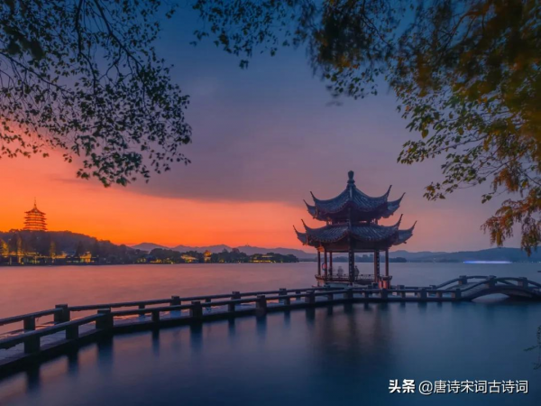 秋水共長天一色