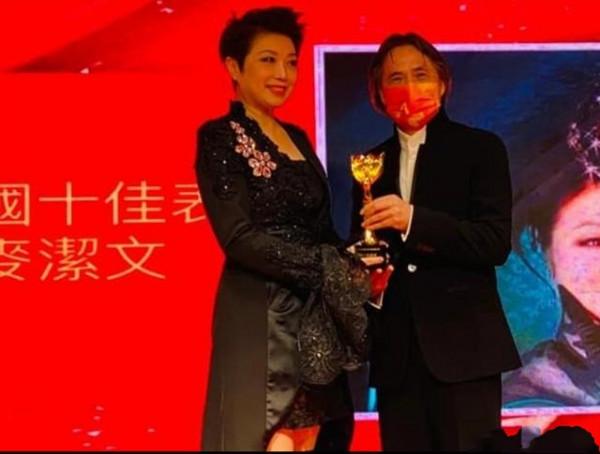 56歲雪梨近照曝光，髮型和妝容精緻狀態大好，麥潔文也罕見出鏡