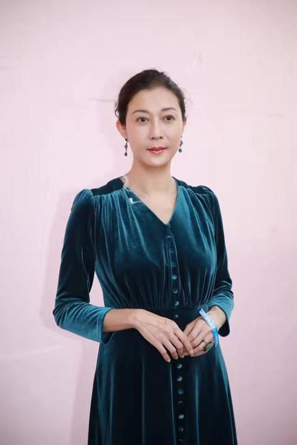 吳綺莉終於捨得打扮自己,穿絲絨長裙像貴婦,精神狀態飽滿 吳綺莉終於捨得打扮自己,穿絲絨長裙像貴婦,精神狀態飽滿