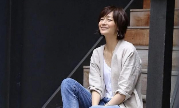 憑著“高雅穿搭”，50+的她美成一幅畫！3個精髓，帶你輕鬆取經