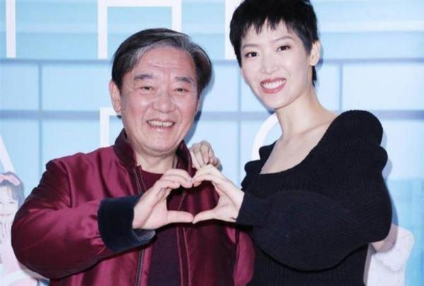 老戲骨李立群與家人慶中秋,31歲女兒留短髮神似林憶蓮,正與黑人男友熱戀 老戲骨李立群與家人慶中秋,31歲女兒留短髮神似林憶蓮,正與黑人男友熱戀