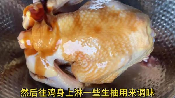 一整隻雞這樣做超級簡單，放鍋裡蒸一蒸，不加水，不放油，太香了