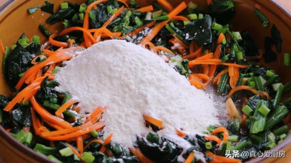 菠菜中淋入2個雞蛋，頭次見這種做法，不炒不涼拌，出鍋瞬間搶光