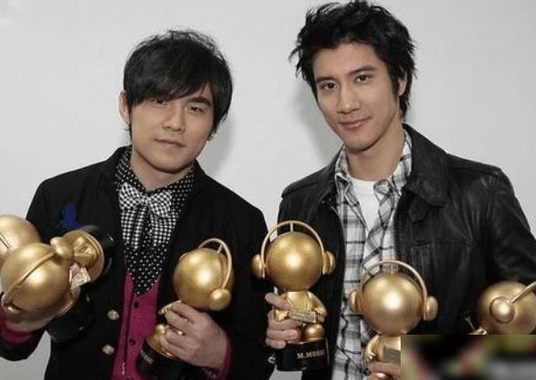 亞洲天王周杰倫王力宏的親密合照，你聽過他們現場演唱對方歌曲嗎