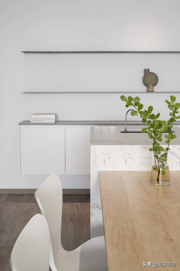 一進他家，彷彿世界都安靜了下來，全屋沒有一絲俗氣，太有品味了