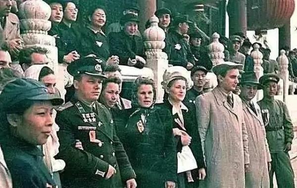 開國大典結束後,毛澤東毫無睡意,說完這一段話後,湧出了淚花 開國大典結束後,毛澤東毫無睡意,說完這一段話後,湧出了淚花