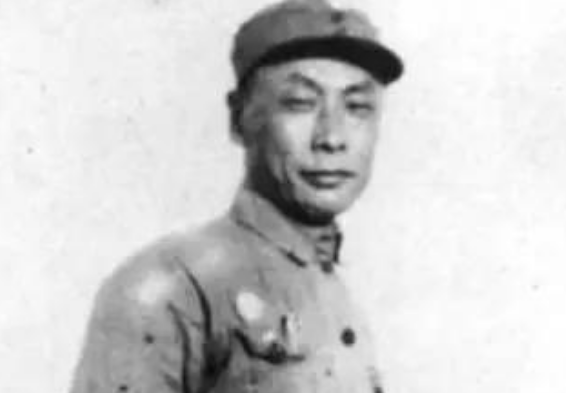 1950年國民黨一縣長落難，求陳毅找工作，陳老總：不會忘記朋友