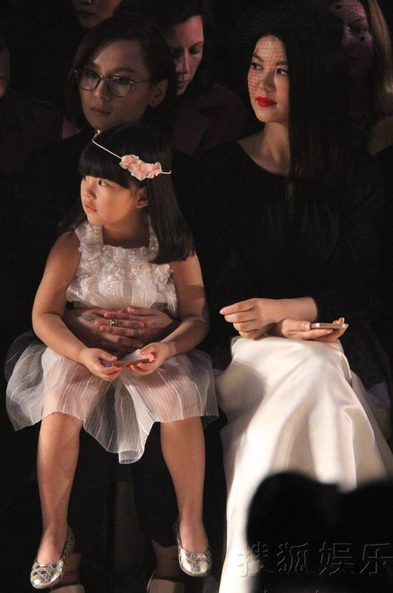 王詩齡未受父母離婚影響長成小才女，低調開小號曬油畫作品