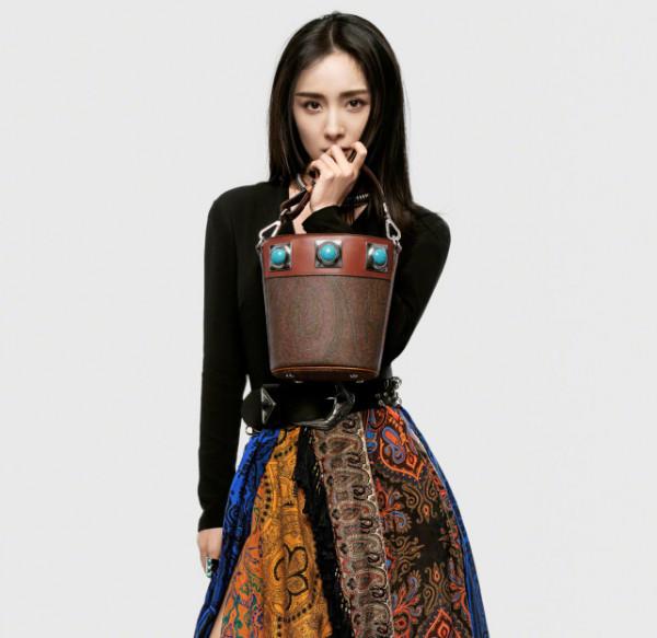 楊冪成高奢全球代言人太厲害!衛衣搭工裝褲超帥氣,過生太有排面 楊冪成高奢全球代言人太厲害!衛衣搭工裝褲超帥氣,過生太有排面