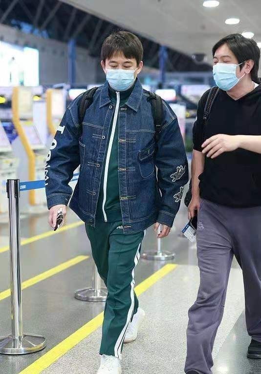 黃磊近照帥回巔峰不敢認!暴瘦後大變樣,剪寸頭穿襯衣變得太年輕 黃磊近照帥回巔峰不敢認!暴瘦後大變樣,剪寸頭穿襯衣變得太年輕