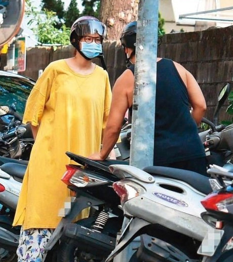 曾沛慈被拍與陌生男逛街,大方公佈戀情,男方身材健壯樣貌一般 曾沛慈被拍與陌生男逛街,大方公佈戀情,男方身材健壯樣貌一般