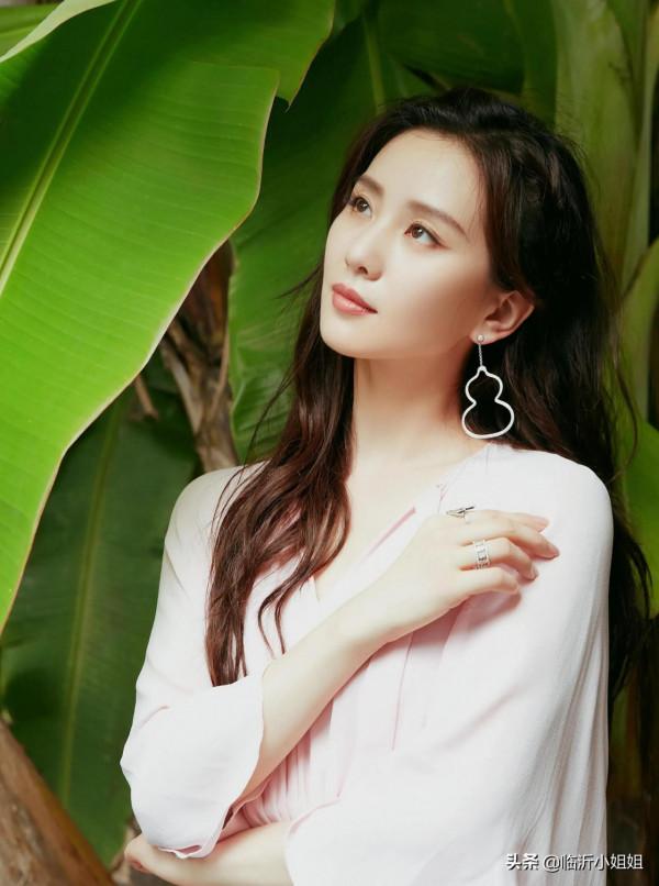 劉詩詩，擁有溫婉知性、清新淡雅的柔和之美，娛樂圈的一股清流