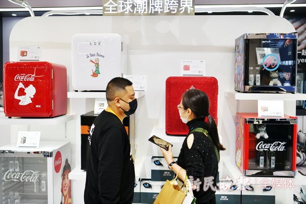 生活中需要色彩 進博會上的冰箱不再是黑白灰