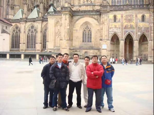 重慶小夥在富士康15年：實習生到經理，獲郭臺銘嘉獎，成風雲人物