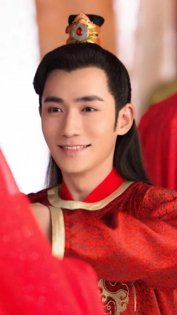 誰說大紅太俗氣?這6位紅衣造型又酷又颯,歪頭殺邪媚直擊觀眾心 誰說大紅太俗氣?這6位紅衣造型又酷又颯,歪頭殺邪媚直擊觀眾心