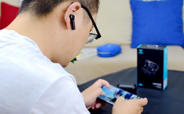 雷柏VM700S背光無線遊戲耳機：無線充電、無感延遲