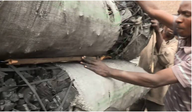 非洲人為了賺錢有多拼？腳踏車載800斤木炭，看著都害怕