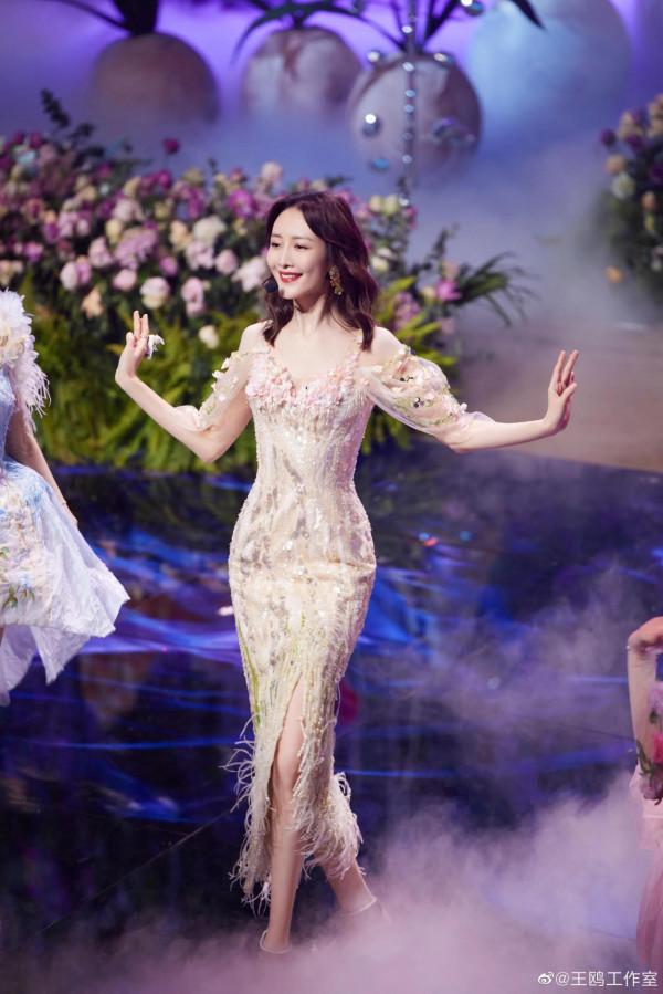 被王鷗關曉彤傅菁的花心舞臺擊中了啊～是心動啊！北京臺春晚