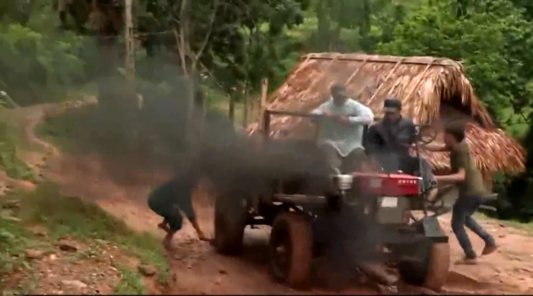 這就是越南山區的神仙爛路:沒車敢走,只有靠中國拖拉機爬坡拉貨 這就是越南山區的神仙爛路:沒車敢走,只有靠中國拖拉機爬坡拉貨
