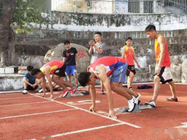 高顏值女大學生帥氣跳高，輕鬆背越1米56，網友：這腿比我人都高