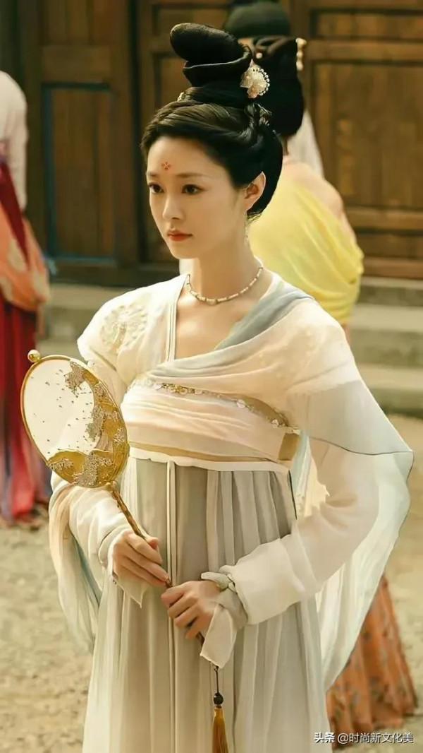 宋軼的氣質是與生俱來的，宋軼身上有種獨特的魅力和美麗