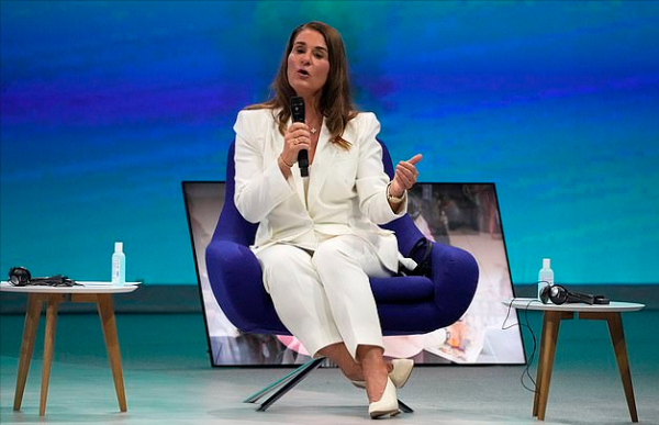 蓋茨前妻在8億豪宅中開派對！波點裙造型真美，女兒白裙造型好仙