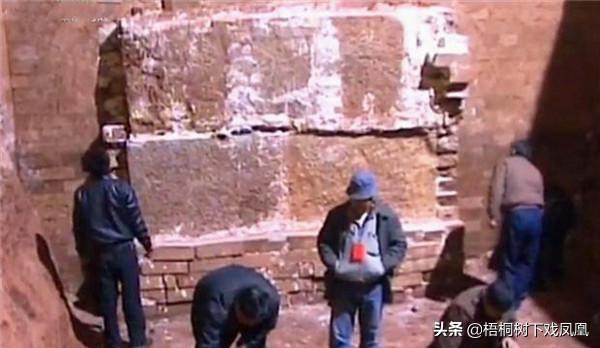 盜墓者通曉墓地風水，在內蒙古找到一座貴族大墓，盜挖花了2個月