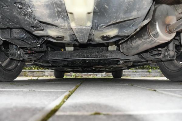 體驗現代悅納頂配車型，油耗4&period;9L，不足10萬還帶感應後備廂