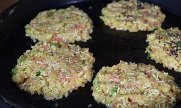 饅頭裡加入泡麵，居然這麼好吃，比肉還香，我家一週吃5次真解饞