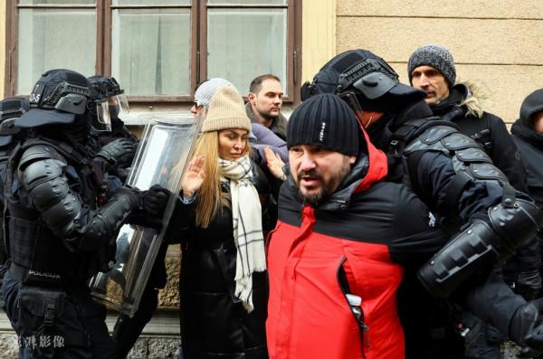 斯洛維尼亞民眾因不滿防疫措施爆發抗議 與警察產生正面衝突