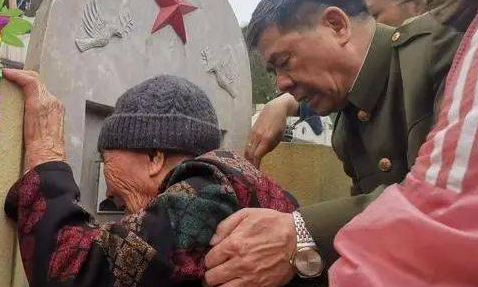 烈士106歲的母親擁吻兒子的墓碑，老兵看到這一幕，紛紛上門探望