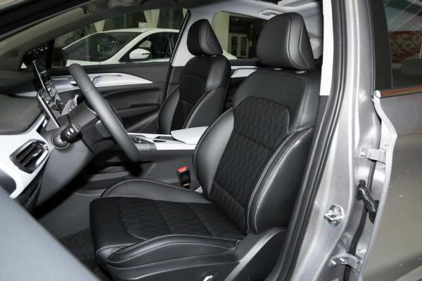 外觀時尚，續航可達550km，售價16&period;28萬，幾何C的冪方版如何？