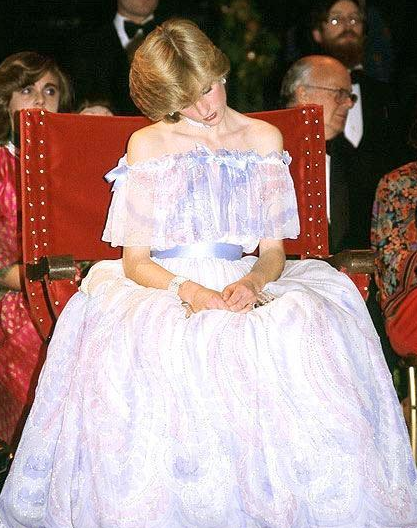 戴安娜行屈膝禮優雅得像仙女,卻在泰國行錯了禮,梅根行禮像侍女 戴安娜行屈膝禮優雅得像仙女,卻在泰國行錯了禮,梅根行禮像侍女