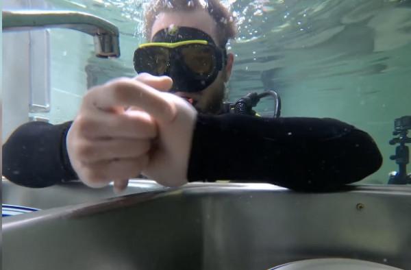 外國博主造了座房子之後灌滿水，就為體驗金魚在魚缸裡的生活