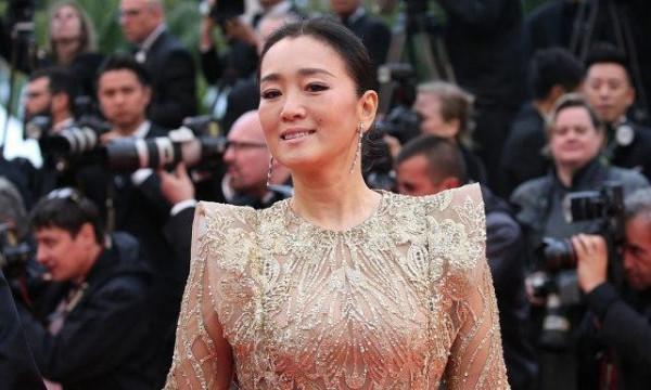 鞏俐的氣質很獨特,和老公出席活動,穿一身金色也不土 鞏俐的氣質很獨特,和老公出席活動,穿一身金色也不土