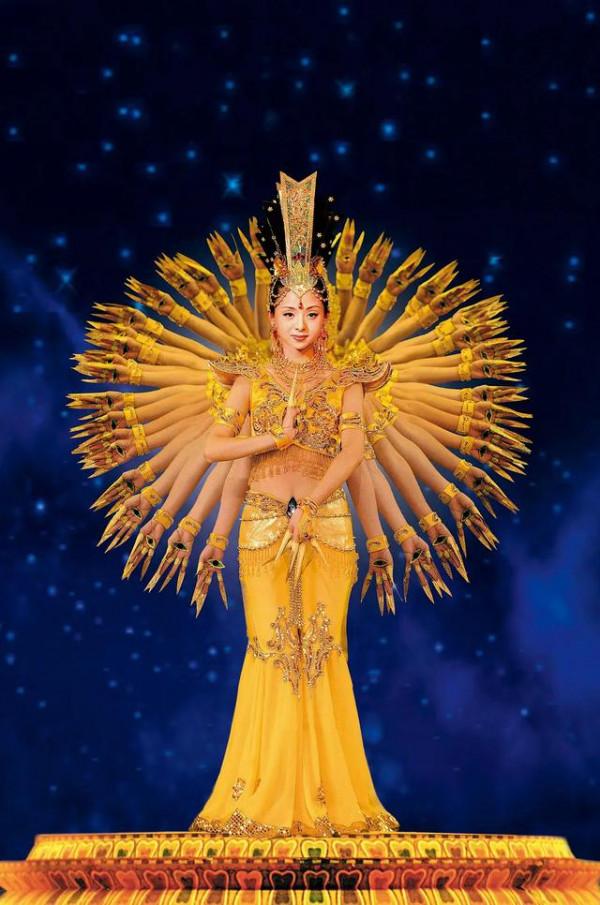 千手觀音領舞邰麗華，被馬來西亞富商苦追8年，現在過得怎麼樣？