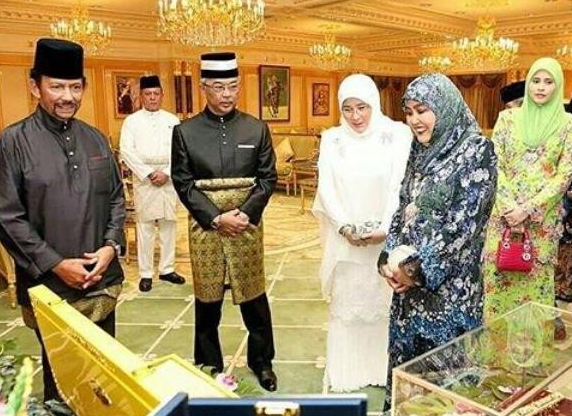 “汶萊老佛爺”：頭上王冠比城堡還貴，坐擁700億資產的超級富婆