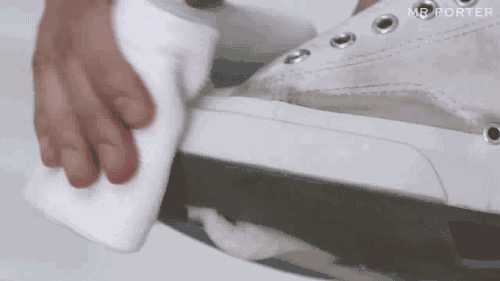 小白鞋變小髒鞋不要慌，教你幾種有效的方法，幾分鐘就能搞定