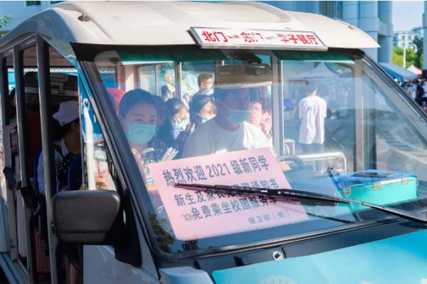 現場直擊！華中師範大學開學了，5000餘名新生報到，黨委書記幫忙搬行李！