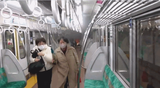 日本電車再現砍人案,兇手扮小丑揮刀後淡定抽菸:後悔沒殺更多人 日本電車再現砍人案,兇手扮小丑揮刀後淡定抽菸:後悔沒殺更多人
