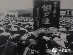 軍史館探“寶”⑪ | 從血色旗幟到血色手套,“鋼刀精神”永不變 軍史館探“寶”⑪ | 從血色旗幟到血色手套,“鋼刀精神”永不變