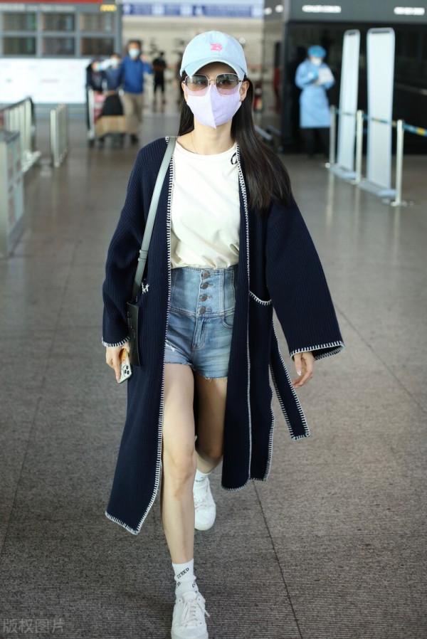 黃聖依機場街拍，穿深藍色針織開衫，搭淺藍色短褲，配出別樣時髦